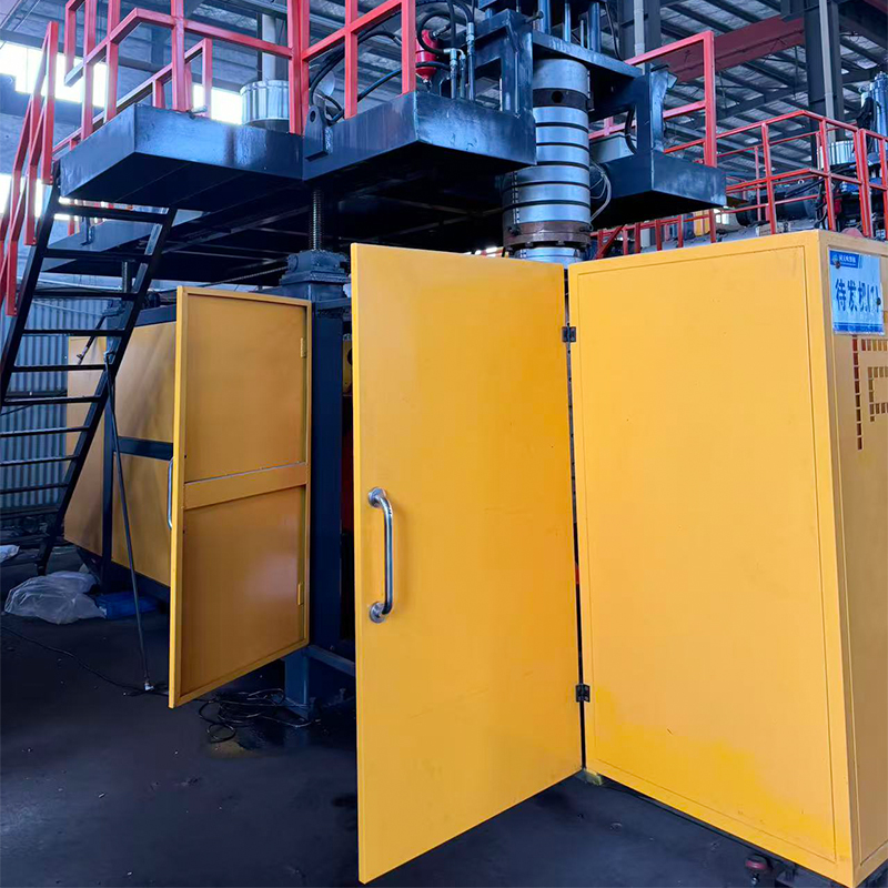 How can the extruder head structure of a blow molding machine be optimized to reduce the risk of molten material retention and degradation?